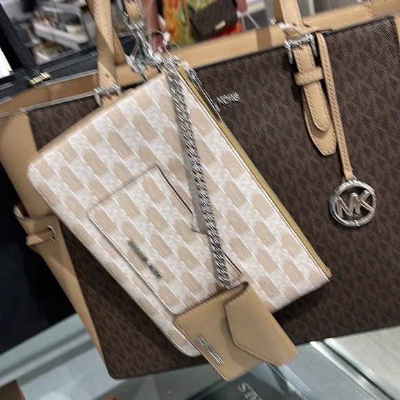 MICHAEL KORS JET SET ITEM LG 2 in 1 CARD CASE & WRISTLET
Camel
NWT - Picture 13 of 16